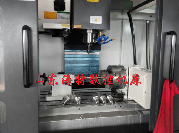 客戶親自操（cāo）作四軸加工中（zhōng）心加工刀柄