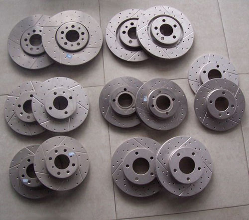 采用五軸加工中心（xīn）批量加工（gōng）零件